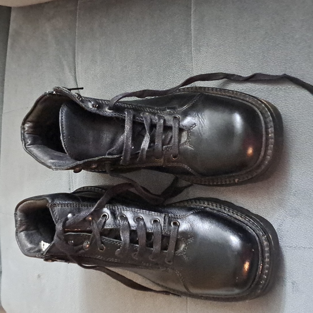 BATA BOOTS 8.5. /40